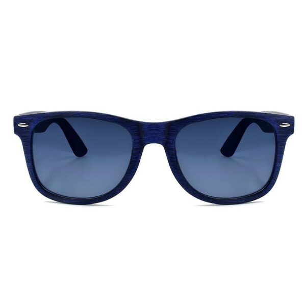 Ανδρικά γυαλιά ηλίου Awear, με τετράγωνο μπλε σκελετό σε υφή ξύλου και σκούρο μπλε φακό, φωτογραφημένα σε λευκό φόντο