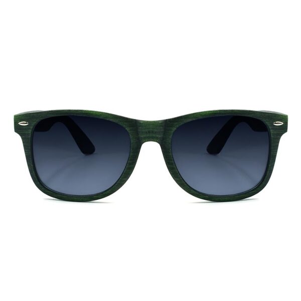Ανδρικά γυαλιά ηλίου Awear, με τετράγωνο πράσινο σκελετό σε υφή ξύλου και σκούρο γκρι φακό, φωτογραφημένα σε λευκό φόντο