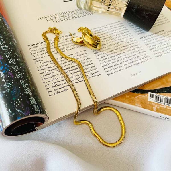 Κολιέ αλυσίδα φίδι σε χρυσό χρώμα σε lifestyle φωτογραφία.