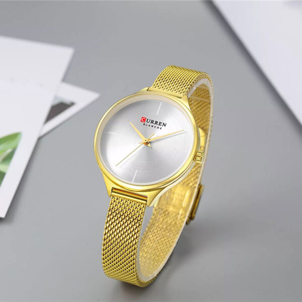 Γυναικείο ρολόι Curren 9062 Gold, με μπρασελέ πλέγμα και ασημί καντράν σε μίνιμαλ σχεδιασμό