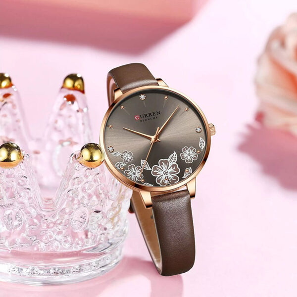 Γυναικείο ρολόι Curren 9068 με δερμάτινο λουράκι καντράν διακοσμημένο με στρας και καφέ λουλούδια