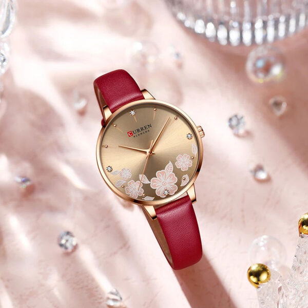 Γυναικείο ρολόι Curren 9068 με δερμάτινο λουράκι καντράν διακοσμημένο με στρας και ροζ λουλούδια