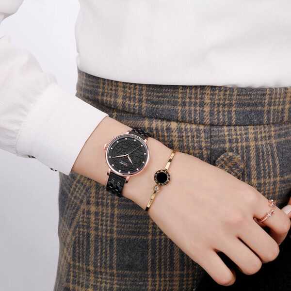 Ρολόι γυναικείο με μπρασελέ μαύρο, φορεμένο, Curren 9046 Black