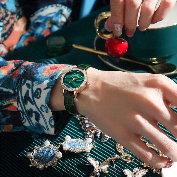 Curren 9083 Green γυναικείο ρολόι φορεμένο