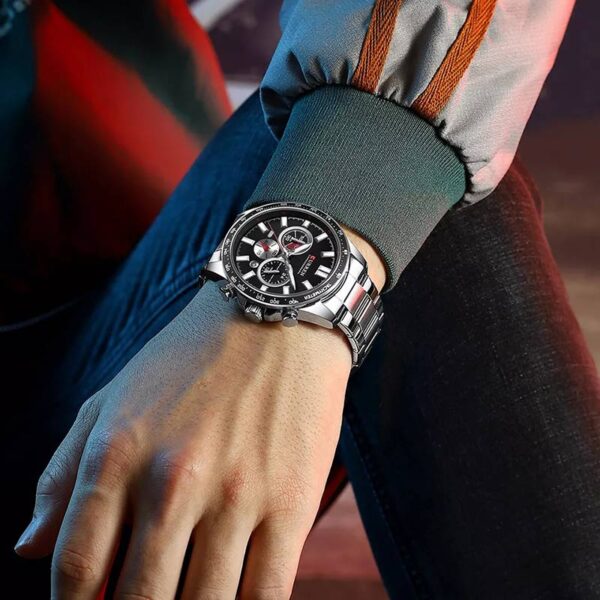 Curren 8418 Silver Black ανδρικό ρολόι με ασημί μπρασελέ, φορεμένο