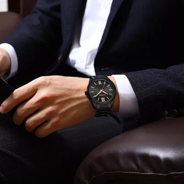 Curren 8423 Black ανδρικό ρολόι με μαύρο μπρασελέ, φορεμένο