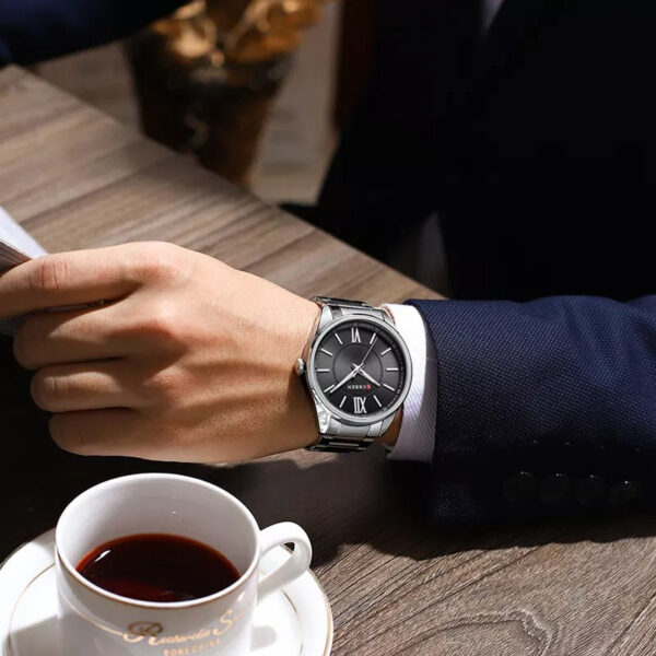 Curren 8423 Silver Black ανδρικό ρολόι με ασημί μπρασελέ, φορεμένο