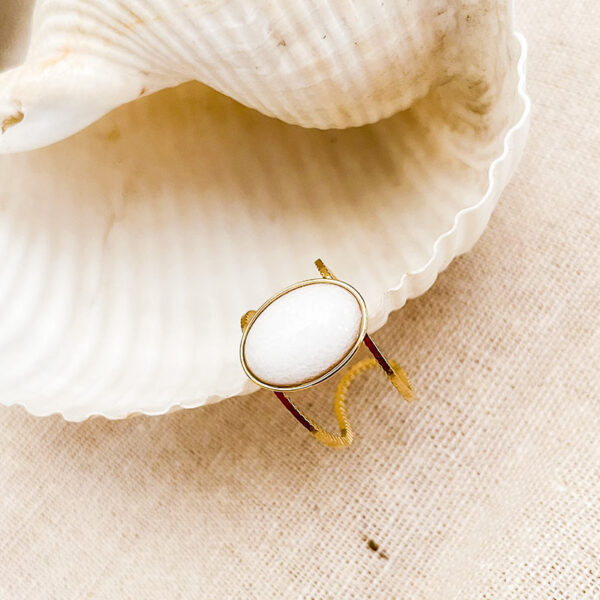 Χρυσό γυναικείο δαχτυλίδι από ατσάλι με οβάλ λευκή πέτρα Awear Marble Gold.