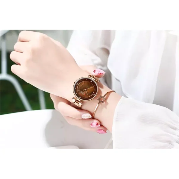 Curren 9056 Leather Brown γυναικείο ρολόι, φορεμένο