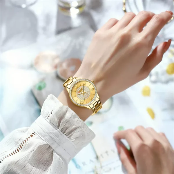 Curren 9084 Gold γυναικείο ρολόι, φορεμένο