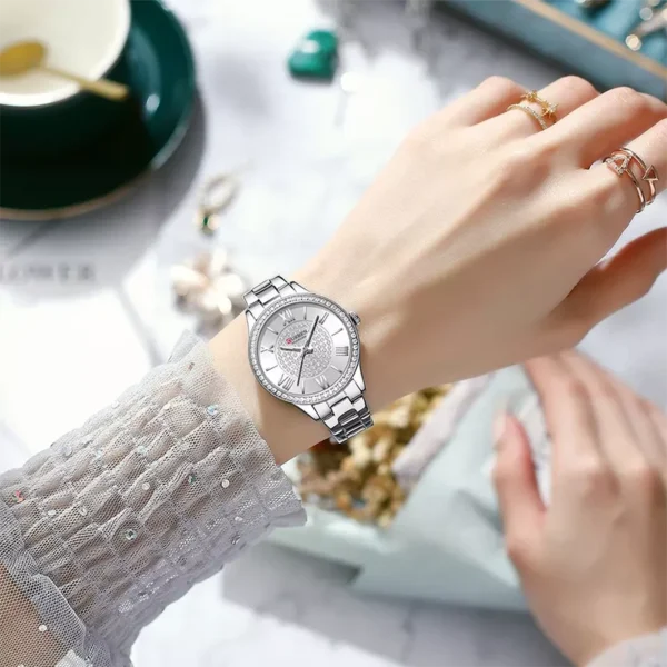 Curren 9084 Silver γυναικείο ρολόι, φορεμένο