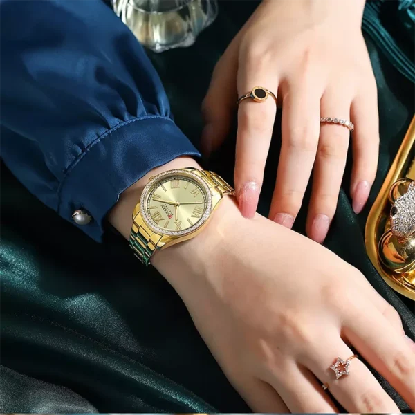 Curren 9088 Gold γυναικείο ρολόι, φορεμένο