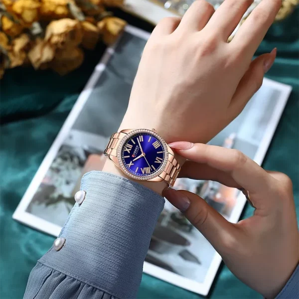 Curren 9088 Rose Blue γυναικείο ρολόι, φορεμένο