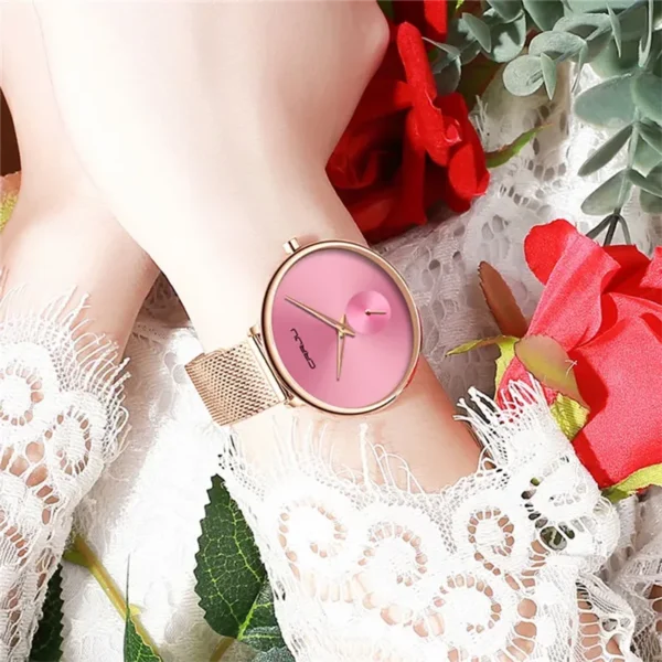 Crrju 2165 Pink γυναικείο ρολόι με μπρασελέ, φορεμένο