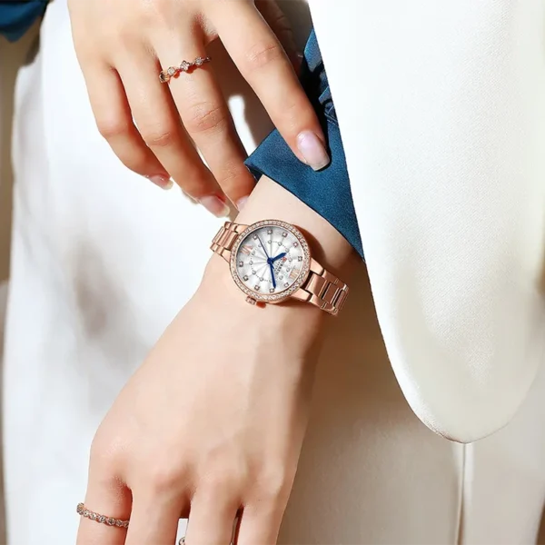 Curren 9085 Rose Silver γυναικείο ρολόι, φορεμένο