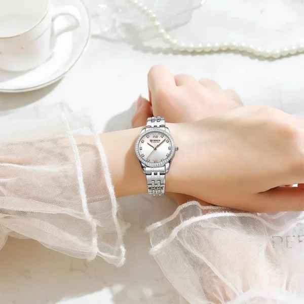 Curren 9086 Silver γυναικείο ρολόι, φορεμένο