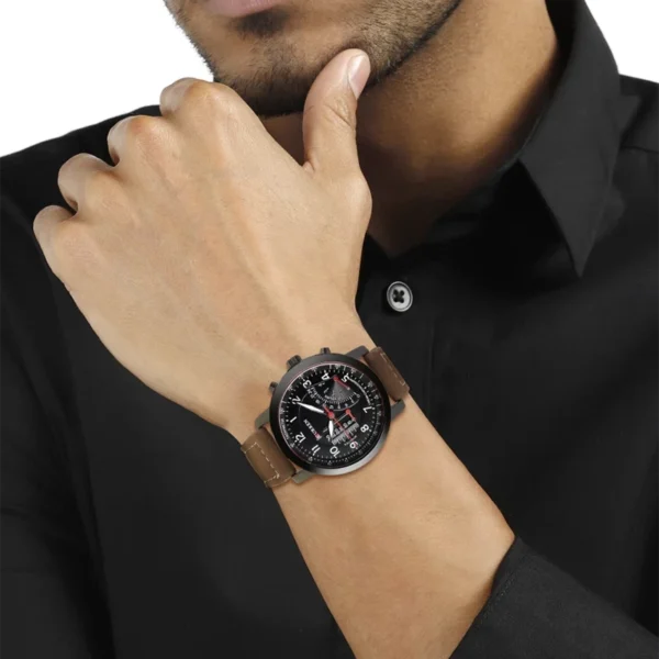 Curren 8152 Brown Black ανδρικό ρολόι με καφέ δερμάτινο λουράκι, φορεμένο