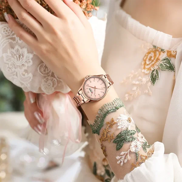 Curren 9090 Rose Gold, γυναικείο ρολόι με μπρασελέ, φορεμένο