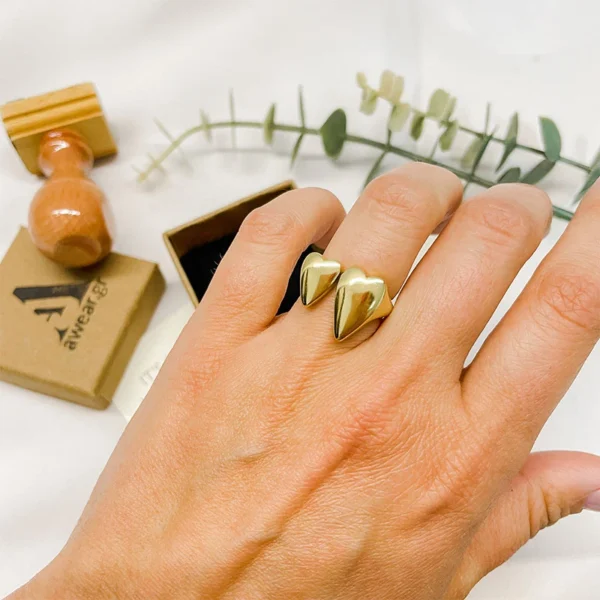 Δαχτυλίδι ατσάλινο χρυσό καρδιές φορεμένο awear Kimberley gold
