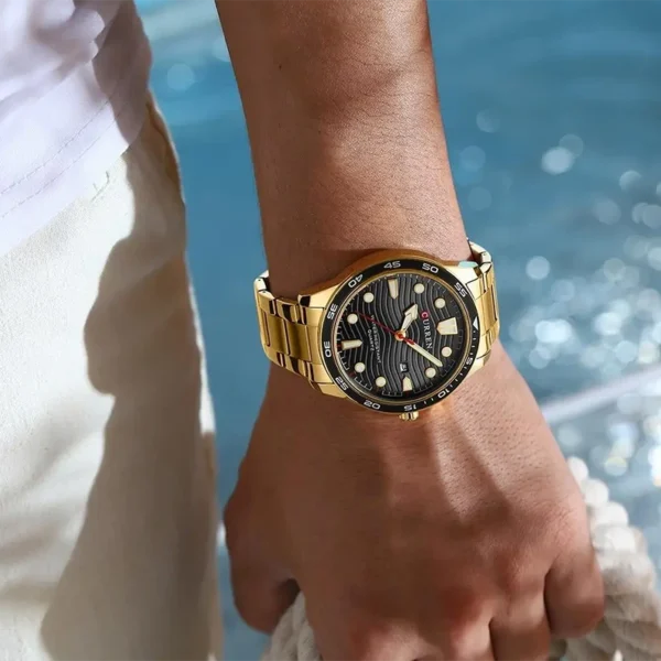 Curren 8426 Gold Black ανδρικό ρολόι με μπρασελέ, φορεμένο