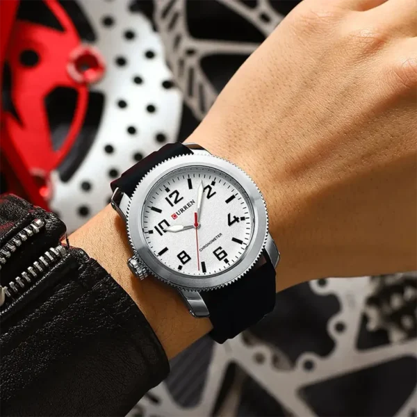 Curren 8454 Black White ανδρικό ρολόι με λουράκι σιλικόνης, φορεμένο