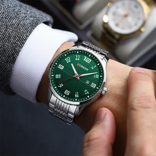 Curren 8411 Green ανδρικό ρολόι με μπρασελέ, φορεμένο