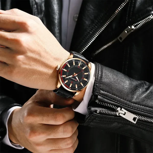 Curren 8390 Black ανδρικό ρολόι με μαύρο δερμάτινο λουράκι, φορεμένο