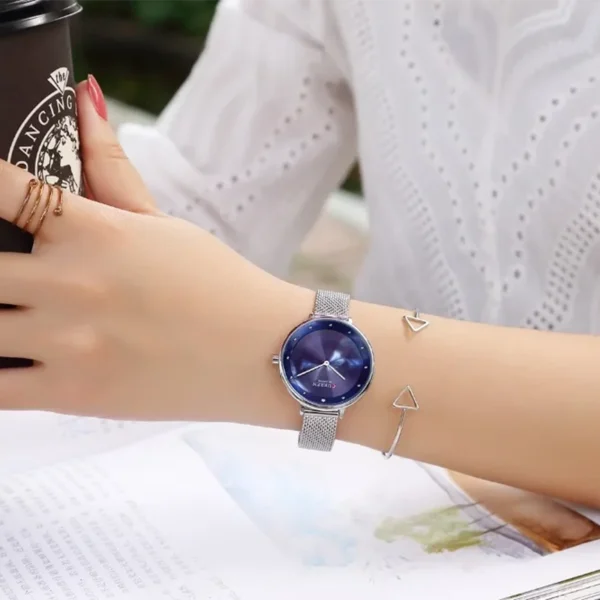 Curren 9029 Silver Blue γυναικείο ρολόι, φορεμένο