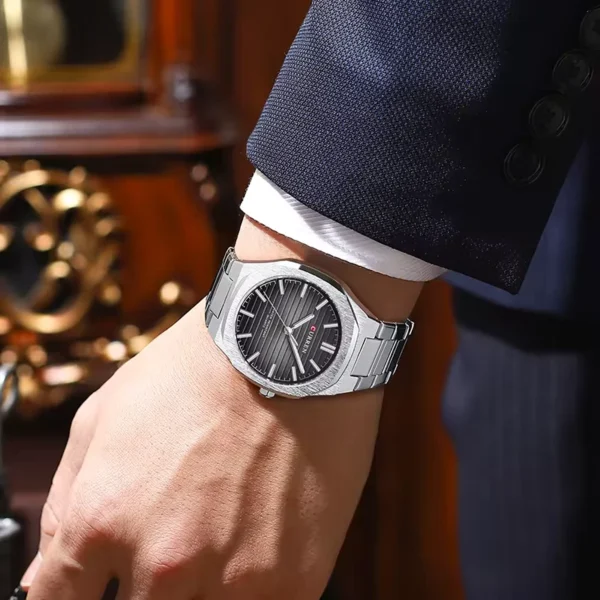 Curren 8456 Silver Black ανδρικό ρολόι με μπρασελέ, φορεμένο